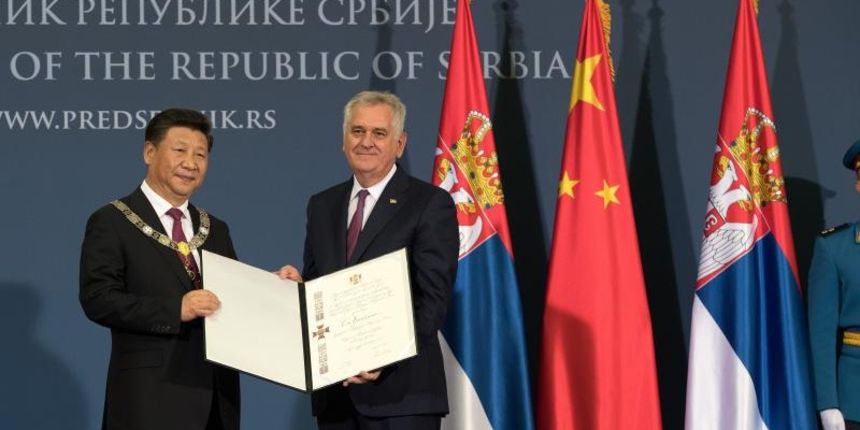 Kineski predsjednik Xi Jinping nastavio je trodnevni posjet Srbiji službenim razgovorom sa srbijanskim šefom države Tomislavom Nikolićem, s kojim je potpisao izjavu o strateškom partnerstvu Srbije i Kine Kineski predsjednik Xi Jinping nastavio je trodnevni posjet Srbiji službenim razgovorom sa srbijanskim šefom države Tomislavom Nikolićem, s kojim je potpisao izjavu o strateškom partnerstvu Srbije i Kine