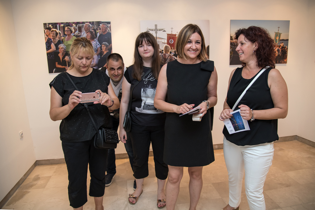 Otvorenje izložbe fotografija “Biogradske procesije” Vinka Pešića Otvorenje izložbe fotografija “Biogradske procesije” Vinka Pešića