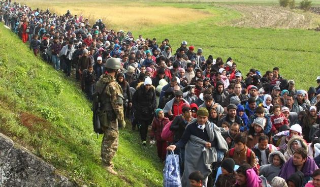 Brezice, Slovenija – Oko 2000 izbjeglica u koloni hoda od mjesta Rigonce prema kampu u Brezicama u pratnji Slovenske policije, Foto: Zeljko Lukunic/PIXSELL