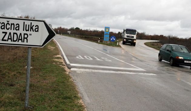 Na fotografiji: raskrizje na kojemu se za nekoliko dana zatvara cesta koja vodi preko rulne staze zrakoplovne luke. Prema Zadru ce se ici lijevo, umjesto do sada desno. Foto: Branislav Grgurovic /CROPIX