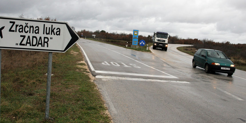Na fotografiji: raskrizje na kojemu se za nekoliko dana zatvara cesta koja vodi preko rulne staze zrakoplovne luke. Prema Zadru ce se ici lijevo, umjesto do sada desno. Foto: Branislav Grgurovic /CROPIX
