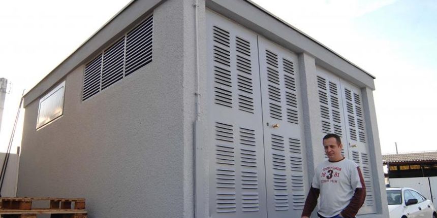 Cakovec – Prljava posla u Elektri Cakovec. Savjetnik direktora Elektre Cakovec Drazen Berkopic ilegalno posjeduje trafostanicu u Ulici Kralja Tomislava 5. Izdaje nevaljane racune koje povisuje po zelji, te je u cetvrtak iskljucio struju firmi Smart interi Cakovec – Prljava posla u Elektri Cakovec. Savjetnik direktora Elektre Cakovec Drazen Berkopic ilegalno posjeduje trafostanicu u Ulici Kralja Tomislava 5. Izdaje nevaljane racune koje povisuje po zelji, te je u cetvrtak iskljucio struju firmi Smart interi