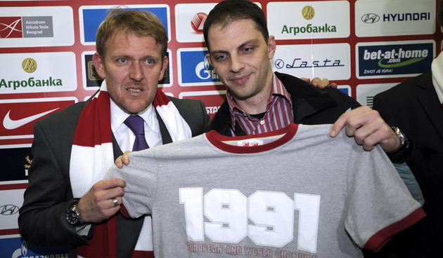 Beograd, 091210.
Veceras je u prostorijama FK Crvena Zvezda na stadionu Marakana istoimenog kluba odrzana promocija Roberta Prosineckog kao novog trenera FK Crvena Zvezda. 
Na slici: Robert Prosinecki sa majicom poklonjenom od vodje navijaca Crvene Zvezde