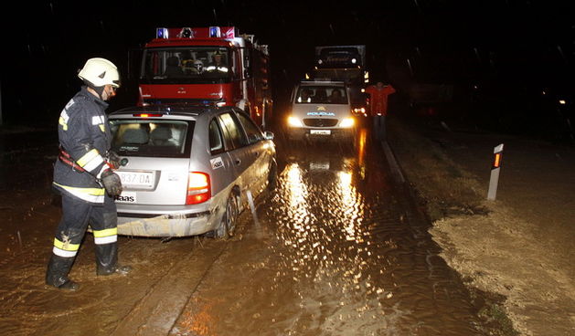 Koprivnica, 170610.
Zbog olujnog nevremena koje je u vecernjim satima zahvatilo koprivnicko podrucje poplavljena je i zatvorena  drzavna cesta kod mjestaa Staglinec i Glogovac. Vatrogasci i policija spasavali su ljude i automobile koji su upali u vodenu k