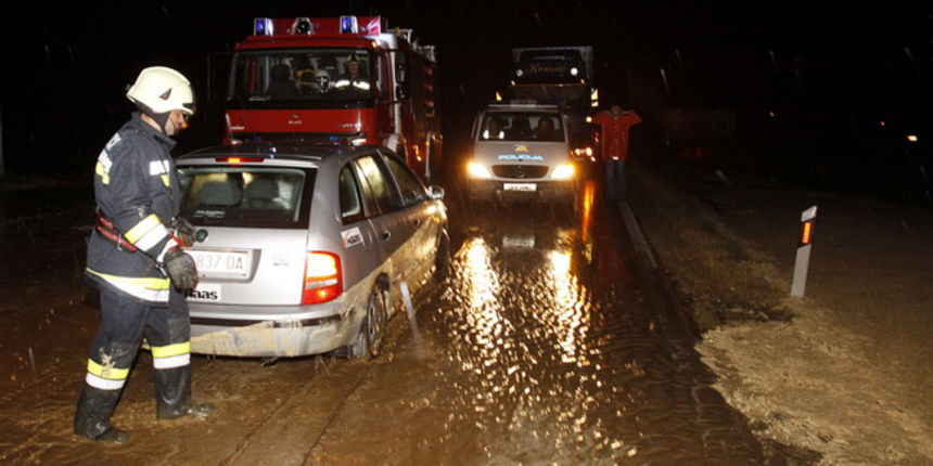 Koprivnica, 170610.
Zbog olujnog nevremena koje je u vecernjim satima zahvatilo koprivnicko podrucje poplavljena je i zatvorena  drzavna cesta kod mjestaa Staglinec i Glogovac. Vatrogasci i policija spasavali su ljude i automobile koji su upali u vodenu k