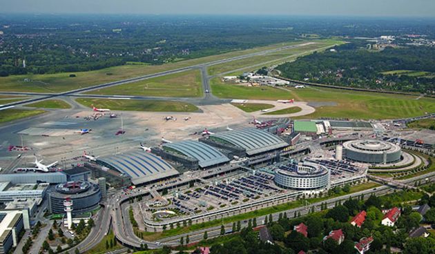 Luftaufnahme Flughafen Hamburg
(v.l.n.r.:Frachthof (Anschnitt), Radarturm, Parkhaus P5, Terminal 2, Plaza, Parkpaletten P2-P4, Terminal 1, Parkhaus P2, zwischen den Startbahnen: Betriebshöfe und Flughafen Feuerwehr