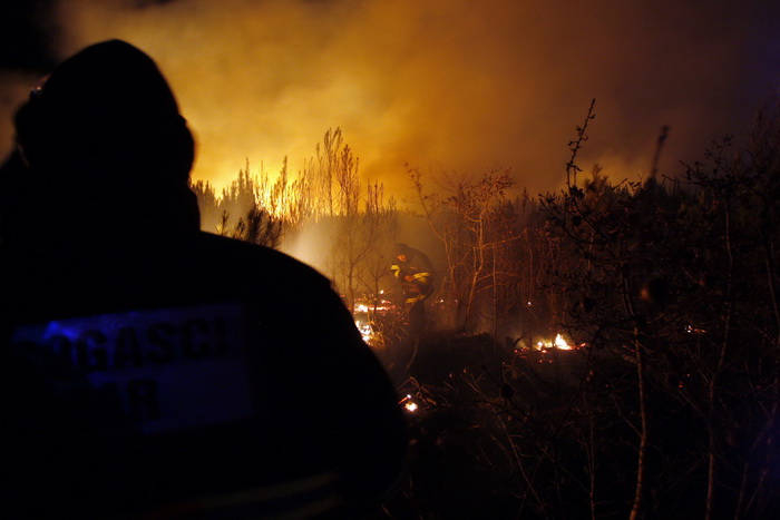 Zadar, 070311.
Vatrogasci iz Zadra od popodnevnih sati bore se sa pozarom koji je izbio na podrucju izmedju Zadra i Murvice, tocnije na predjelu Baricevici.
Foto: Jure Miskovic / CROPIX