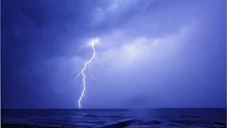 Jutros oko 4 sata nad Zadrom se sručila snažna ljetna grmljavinska nevera praćena snažnom kišom a mjestimično i tučom koja je portajala nekih pola sata Jutros oko 4 sata nad Zadrom se sručila snažna ljetna grmljavinska nevera praćena snažnom kišom a mjestimično i tučom koja je portajala nekih pola sata