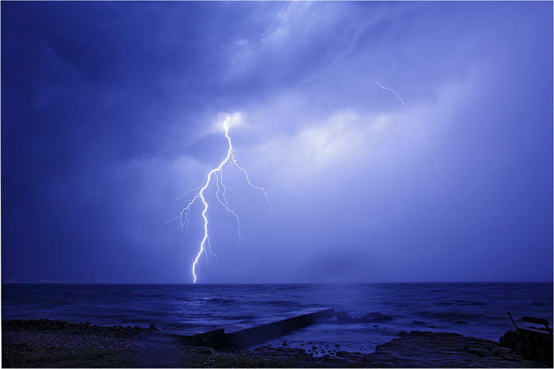 Jutros oko 4 sata nad Zadrom se sručila snažna ljetna grmljavinska nevera praćena snažnom kišom a mjestimično i tučom koja je portajala nekih pola sata Jutros oko 4 sata nad Zadrom se sručila snažna ljetna grmljavinska nevera praćena snažnom kišom a mjestimično i tučom koja je portajala nekih pola sata