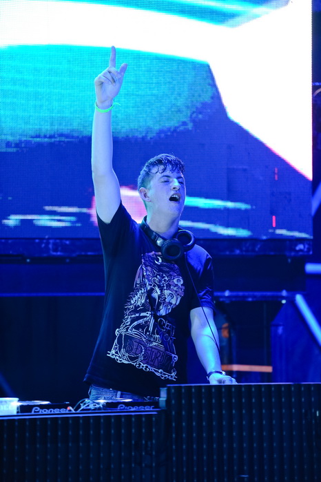 Zrce, 020712,
Nocni zivot na plazi Zrce.
Hideout Festival, do sada bio najposjeceniji dan , s oko otprilike 5000 posjetitelja samo u Aquariusu. Kao zvijezda veceri nastupio je Skrillex , a osim njega nastupali su Skream and Benga, Chase and Status, Sub Fo Zrce, 020712,
Nocni zivot na plazi Zrce.
Hideout Festival, do sada bio najposjeceniji dan , s oko otprilike 5000 posjetitelja samo u Aquariusu. Kao zvijezda veceri nastupio je Skrillex , a osim njega nastupali su Skream and Benga, Chase and Status, Sub Fo