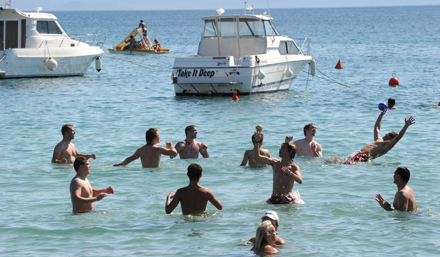 Zadar, 030811.
Na otoku Viru stalno boravi oko 3000 stanovnika dok se ta brojka ljeti poveca na cak 50.000 sto se vidi i po guzvama na plazama gdje se nema mjesta ni za rucnik.
Foto: Andrija Lucic / Cropix