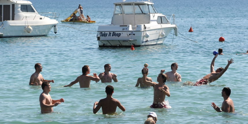 Zadar, 030811.
Na otoku Viru stalno boravi oko 3000 stanovnika dok se ta brojka ljeti poveca na cak 50.000 sto se vidi i po guzvama na plazama gdje se nema mjesta ni za rucnik.
Foto: Andrija Lucic / Cropix Zadar, 030811.
Na otoku Viru stalno boravi oko 3000 stanovnika dok se ta brojka ljeti poveca na cak 50.000 sto se vidi i po guzvama na plazama gdje se nema mjesta ni za rucnik.
Foto: Andrija Lucic / Cropix