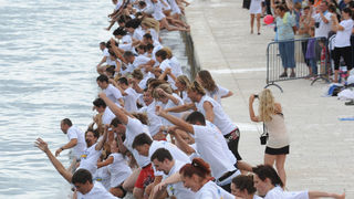 Danas se na zadarskoj rivi cetvrtu godinu za redom odrzava manifestacija Milenijum Jump. Foto : Andrija Lucic / CROPIX