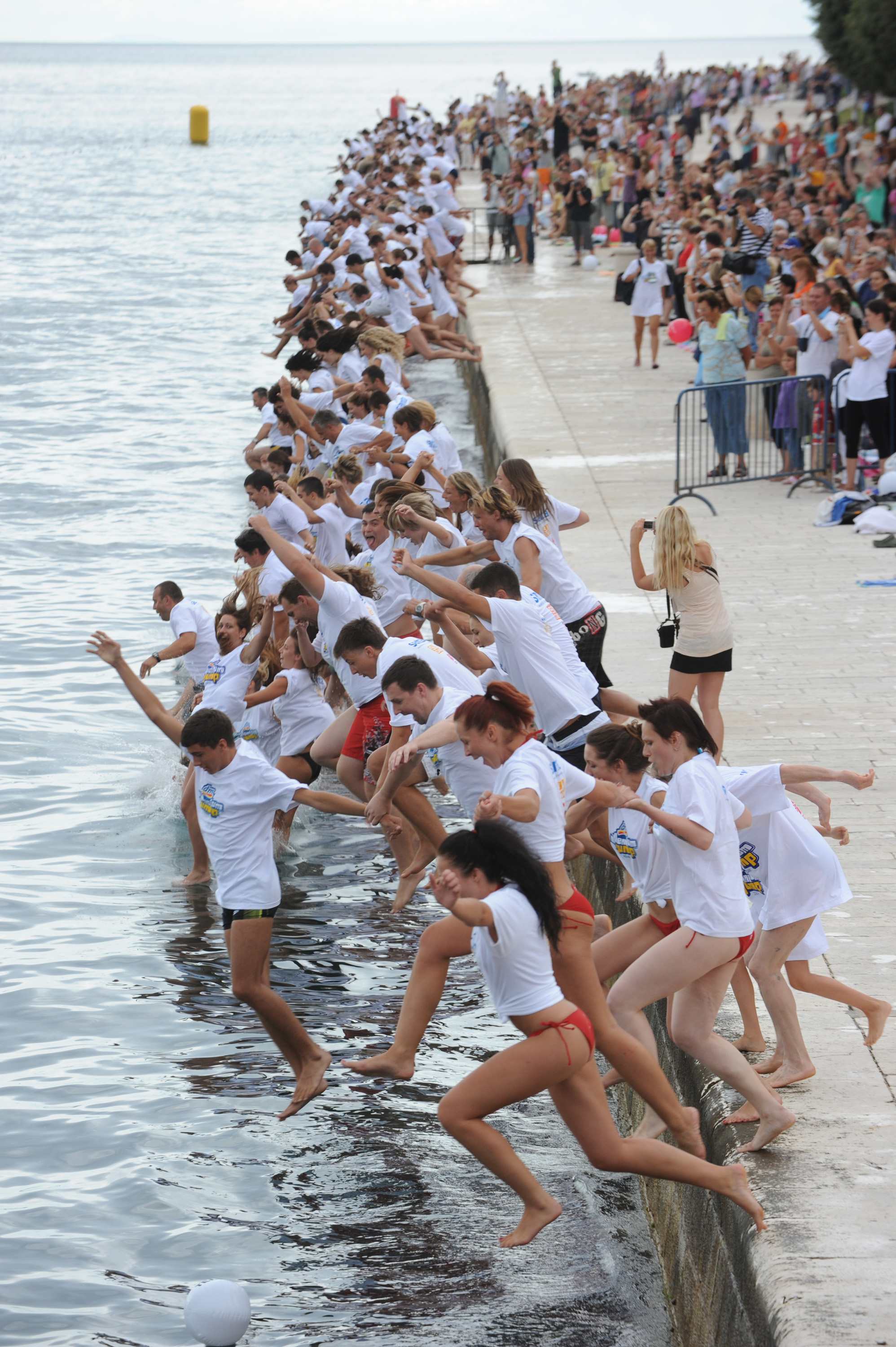 Danas se na zadarskoj rivi cetvrtu godinu za redom odrzava manifestacija Milenijum Jump. Foto : Andrija Lucic / CROPIX