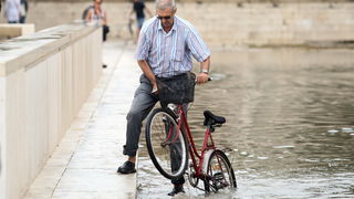 Zadar, 010912.
Nakon visemjesecne suse u Zadru se u subotu ujutro dogodio potop. Kisa je uz povremenu jaku grmljavinu pocela padati pred zoru, oko pet sati i jos nije prestala padati. Ogromne kolicine kise prekrile su prometnice na godinama poznatim kriti