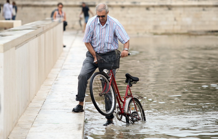 Zadar, 010912.
Nakon visemjesecne suse u Zadru se u subotu ujutro dogodio potop. Kisa je uz povremenu jaku grmljavinu pocela padati pred zoru, oko pet sati i jos nije prestala padati. Ogromne kolicine kise prekrile su prometnice na godinama poznatim kriti