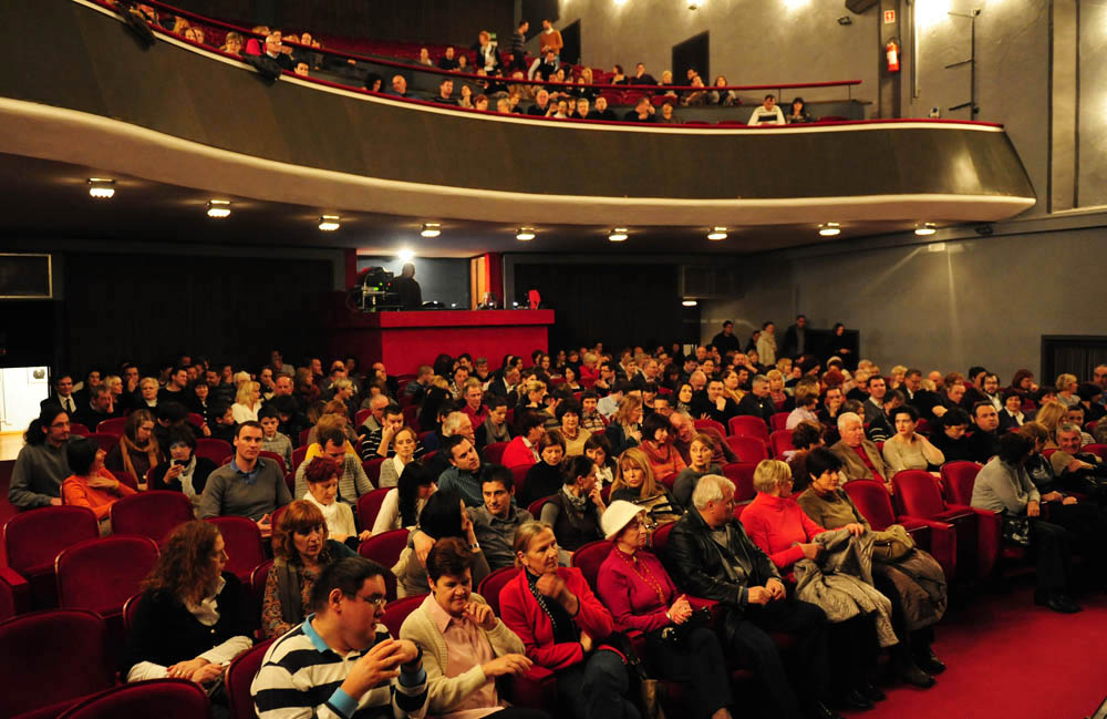 Zadar, 06.03.2013. snimio: Nenad Marčev,
Monodrama Zijaha Sokolovića,
Međuigre 0-24,
Redatelj Zijah Sokolović,
Dvorana HNK Zadar Zadar, 06.03.2013. snimio: Nenad Marčev,
Monodrama Zijaha Sokolovića,
Međuigre 0-24,
Redatelj Zijah Sokolović,
Dvorana HNK Zadar