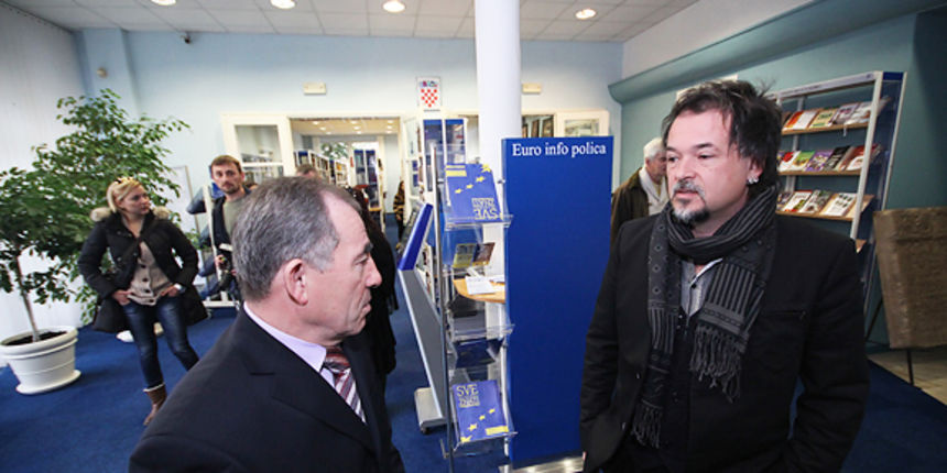 Gibonni u Gradskoj knjižnici Zadar (foto:Saša Čuka) Gibonni u Gradskoj knjižnici Zadar (foto:Saša Čuka)