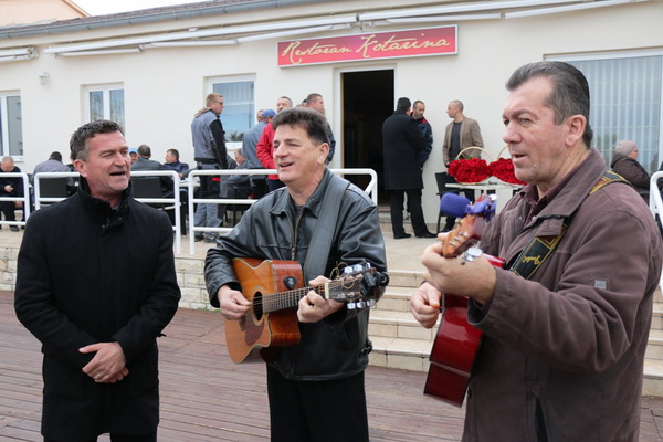 U organizaciji Općine Vir i Vir turizma virskim damama podijeljeno 400 ruža u povodu Dana žena