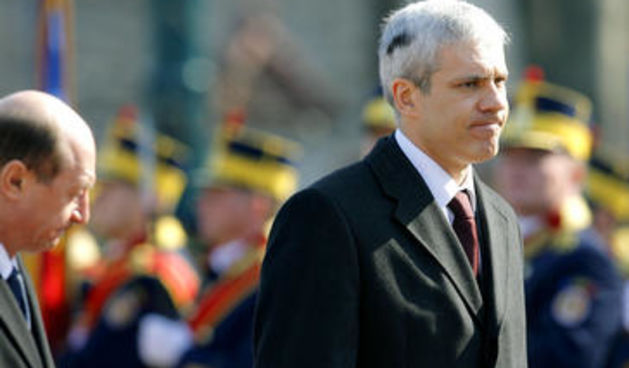 boris tadic foto ap
Serbian President Boris Tadic, right, reviews an honor guard with his Romanian counterpart Traian Basescu, left, during a ceremony in Bucharest, Romania, Thursday, Feb. 21 2008. Tadic met his Romanian counterpart on Thursday to discuss
