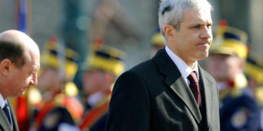 boris tadic foto ap
Serbian President Boris Tadic, right, reviews an honor guard with his Romanian counterpart Traian Basescu, left, during a ceremony in Bucharest, Romania, Thursday, Feb. 21 2008. Tadic met his Romanian counterpart on Thursday to discuss