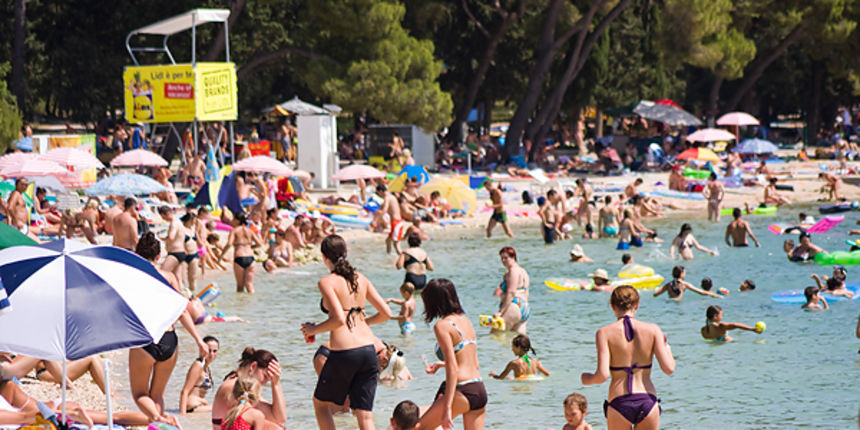 Đir biogradskom plažom, kupanje, turisti (foto:Saša Čuka) Đir biogradskom plažom, kupanje, turisti (foto:Saša Čuka)