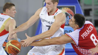 Bydgoszcz, 150909.
Dvorana Sport Arena Luczniczka.
Europsko prvenstvo u kosarci u Poljskoj, drugi krug natjecanja po skupinama 3. kolo grupe E, utakmica izmedju Hrvatske i Njemacke odlucujuca za ulazak u cetvrtfinale.
Na slici: Ohlbrecht i Prkacin.
Foto: