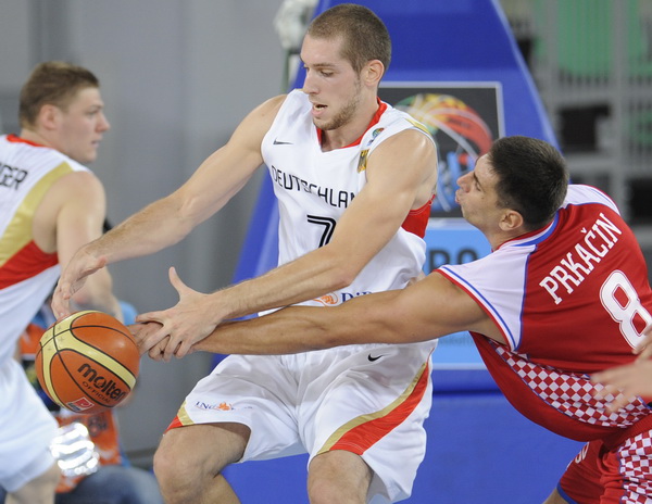 Bydgoszcz, 150909.
Dvorana Sport Arena Luczniczka.
Europsko prvenstvo u kosarci u Poljskoj, drugi krug natjecanja po skupinama 3. kolo grupe E, utakmica izmedju Hrvatske i Njemacke odlucujuca za ulazak u cetvrtfinale.
Na slici: Ohlbrecht i Prkacin.
Foto: