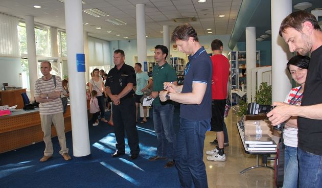 U Gradskoj knjižnici otvorena izložba “Crna šuma” Damira Hoyke