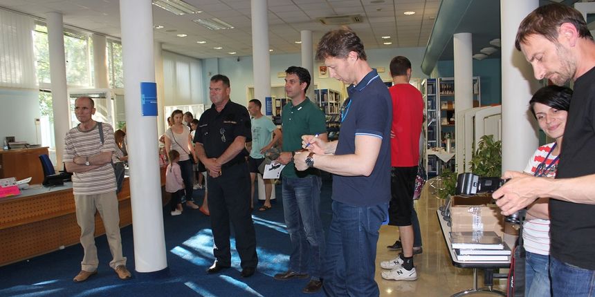 U Gradskoj knjižnici otvorena izložba “Crna šuma” Damira Hoyke U Gradskoj knjižnici otvorena izložba “Crna šuma” Damira Hoyke