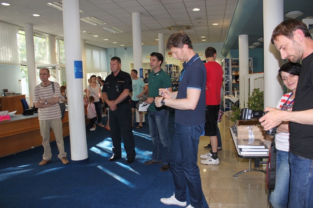 U Gradskoj knjižnici otvorena izložba “Crna šuma” Damira Hoyke