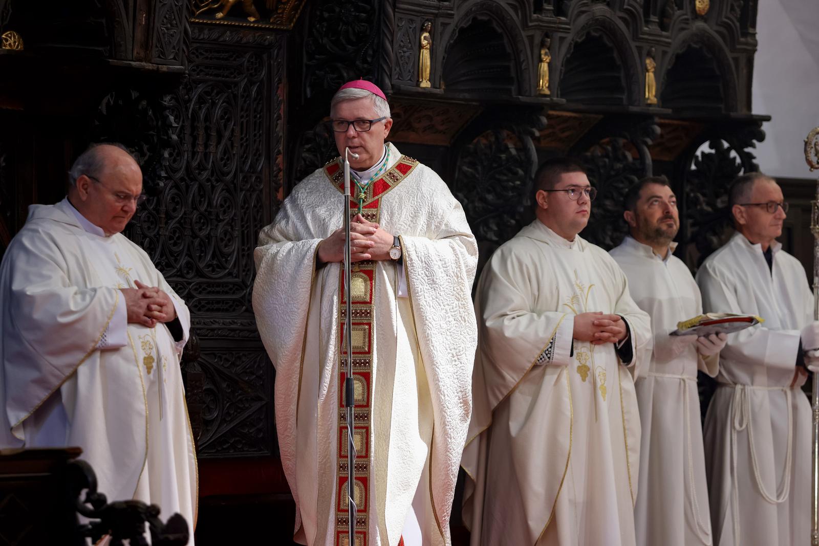 Nadbiskup Milan Zgrablić predvodio je misu na Božić u katedrali svete Stošije