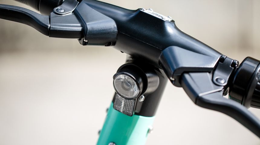 elektricni romobil ilustracija