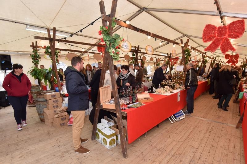 U organizaciji HGK Zupanijske komore Zadar na Trgu pet bunara otvoren je 10. sajam hrane, pica, delikatesnih proizvoda i suvenira Nasi mali gusti. Photo: Dino Stanin/PIXSELL U organizaciji HGK Zupanijske komore Zadar na Trgu pet bunara otvoren je 10. sajam hrane, pica, delikatesnih proizvoda i suvenira Nasi mali gusti. Photo: Dino Stanin/PIXSELL