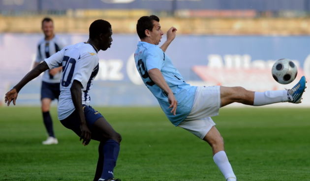 Zagreb, 130511.  Stadion Maksimir. Prvenstvena nogometna utakmica HNL,  Lokomotiva Cibalia. Na slici: Kresimir Prgomet i Lamin Samateh. Foto: Srdjan Vrancic / CROPIX