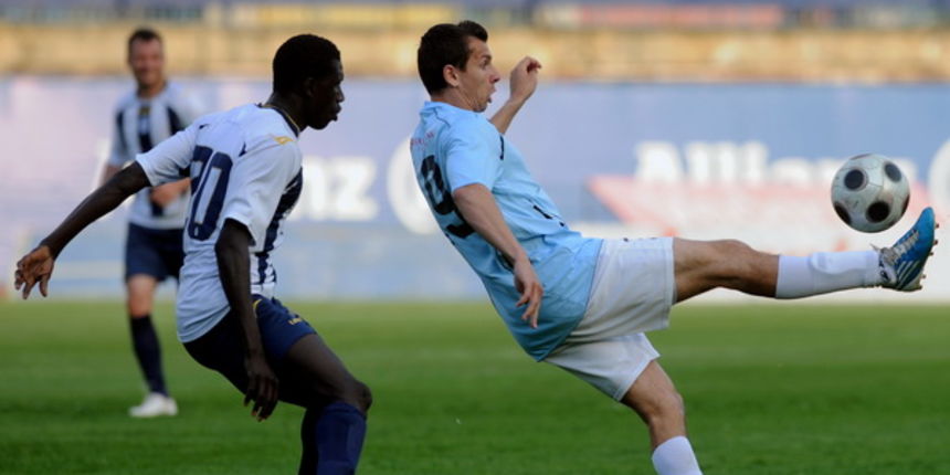 Zagreb, 130511. Stadion Maksimir. Prvenstvena nogometna utakmica HNL, Lokomotiva Cibalia. Na slici: Kresimir Prgomet i Lamin Samateh. Foto: Srdjan Vrancic / CROPIX Zagreb, 130511. Stadion Maksimir. Prvenstvena nogometna utakmica HNL, Lokomotiva Cibalia. Na slici: Kresimir Prgomet i Lamin Samateh. Foto: Srdjan Vrancic / CROPIX
