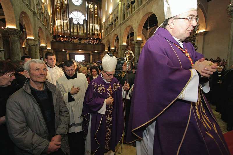 Posljednji ispraćaj nadbiskupa Ivana Prenđe (foto: Marin Gospić)