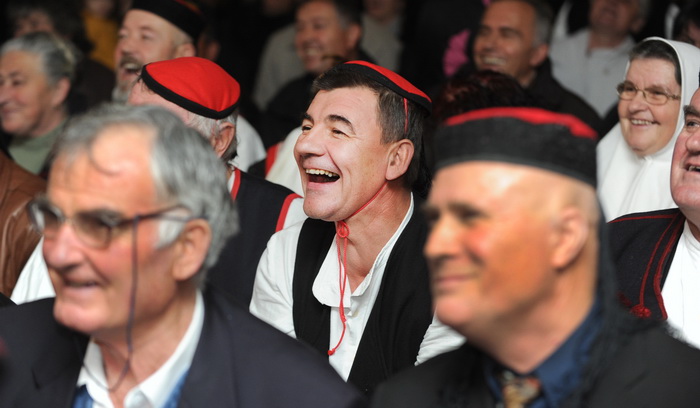 Zadar, 080111.
U Nadinu, selu pokraj Benkovca odrzana je danas
4. Cvitarijada pod nazivom Najbolji cvitarasi od Nina do Knina. Rijec je o natjecanju u kojem je sudjelovalo oko
30-ak samoukih sviraca etno skladbi na usnoj harmonici.
Na slici: neki su p Zadar, 080111.
U Nadinu, selu pokraj Benkovca odrzana je danas
4. Cvitarijada pod nazivom Najbolji cvitarasi od Nina do Knina. Rijec je o natjecanju u kojem je sudjelovalo oko
30-ak samoukih sviraca etno skladbi na usnoj harmonici.
Na slici: neki su p