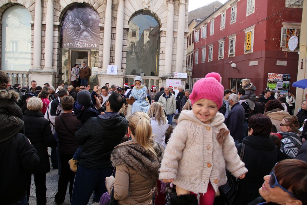 Sveta Luce oduševila mališane u gradu
