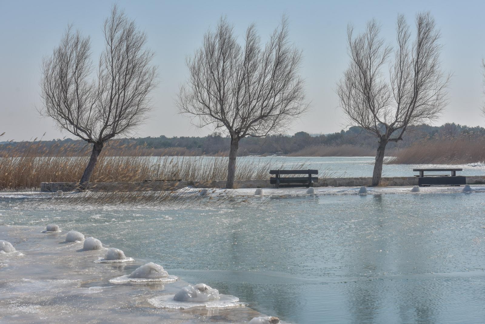Ribarska lučica Prosika na Vranskom jezeru okovana ledom Ribarska lučica Prosika na Vranskom jezeru okovana ledom