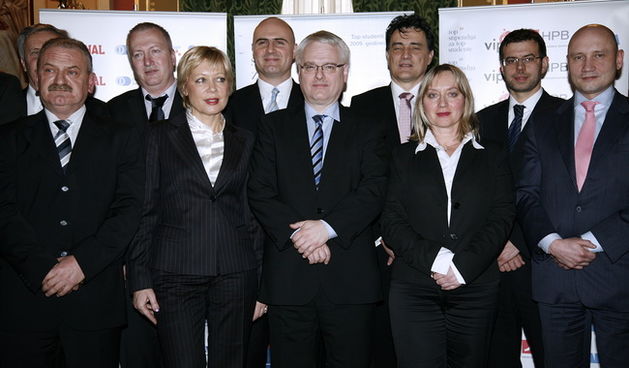 Zagreb, 100310. U organizaciji tjednika Nacional i ove godine su potpisani ugovori s velikim hrvatskim tvrtkama koje ce sponzorirati akciju Top stipendija za top studente. Na slici: urednica Nacionala Sina Karli i predsjednik RH Ivo Josipovic sa sponzorim