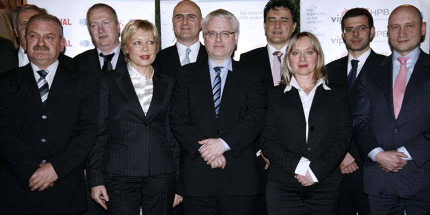 Zagreb, 100310. U organizaciji tjednika Nacional i ove godine su potpisani ugovori s velikim hrvatskim tvrtkama koje ce sponzorirati akciju Top stipendija za top studente. Na slici: urednica Nacionala Sina Karli i predsjednik RH Ivo Josipovic sa sponzorim Zagreb, 100310. U organizaciji tjednika Nacional i ove godine su potpisani ugovori s velikim hrvatskim tvrtkama koje ce sponzorirati akciju Top stipendija za top studente. Na slici: urednica Nacionala Sina Karli i predsjednik RH Ivo Josipovic sa sponzorim