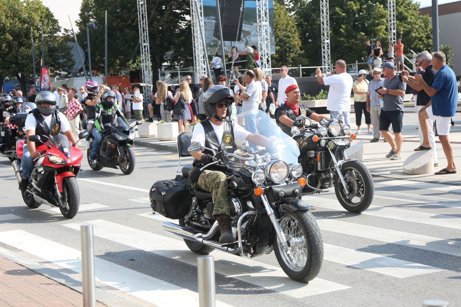 Knin: Mimohod motocikala i starodobnih vojnih vozila