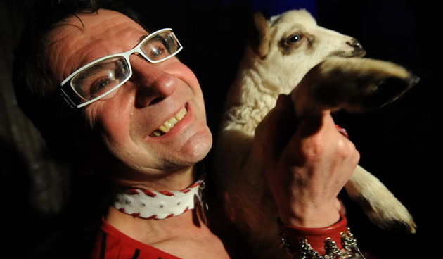 Zadar, 280212
Zadarski modni macak, Jadranko Kljucanin, veceras je unutar i ispred kafica Petit izveo performans sa sukosanskim zvoncarima i njihovim janjcima. 
Foto: Luka Gerlanc / CROPIX