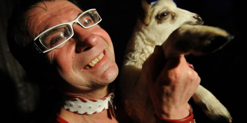 Zadar, 280212
Zadarski modni macak, Jadranko Kljucanin, veceras je unutar i ispred kafica Petit izveo performans sa sukosanskim zvoncarima i njihovim janjcima.
Foto: Luka Gerlanc / CROPIX Zadar, 280212
Zadarski modni macak, Jadranko Kljucanin, veceras je unutar i ispred kafica Petit izveo performans sa sukosanskim zvoncarima i njihovim janjcima.
Foto: Luka Gerlanc / CROPIX