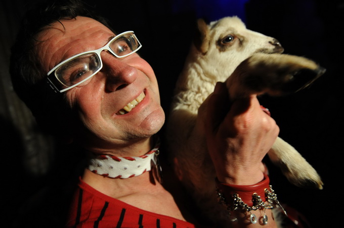 Zadar, 280212
Zadarski modni macak, Jadranko Kljucanin, veceras je unutar i ispred kafica Petit izveo performans sa sukosanskim zvoncarima i njihovim janjcima. 
Foto: Luka Gerlanc / CROPIX