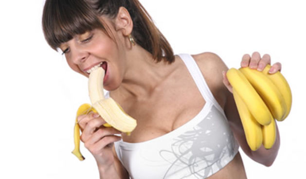 Žena jede bananu (Fitness.com.hr)