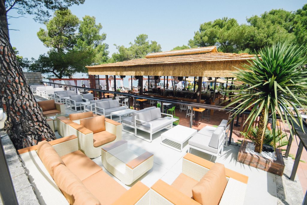Dalmacija je dobila novo lounge mjesto koje će vas razvesliti u toplim ljetnim danima. Putujte osjećajima kroz predivnu lokaciju novog Makarana beach kluba koji se smjestio na prekrasnoj plaži u srcu Makarske rivijere s veličanstvenim pogledom na Jadransk