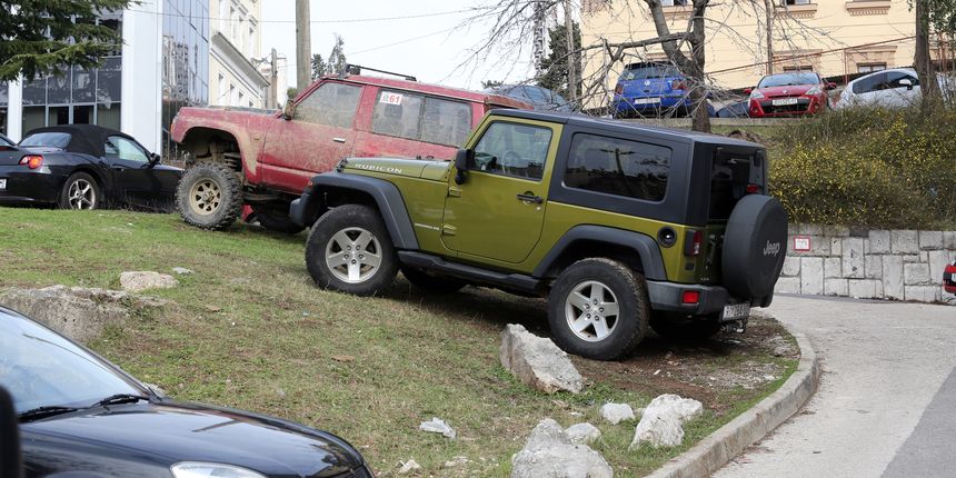 Vlasnici terenaca parkirali svoje bijesne aute na zelenoj površini Vlasnici terenaca parkirali svoje bijesne aute na zelenoj površini
