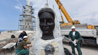 Doneseni i posljedni dijelovi velikoga kipa Gospe od Loreta, glava i kruna Doneseni i posljedni dijelovi velikoga kipa Gospe od Loreta, glava i kruna